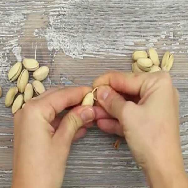 tách hạt dẻ cười