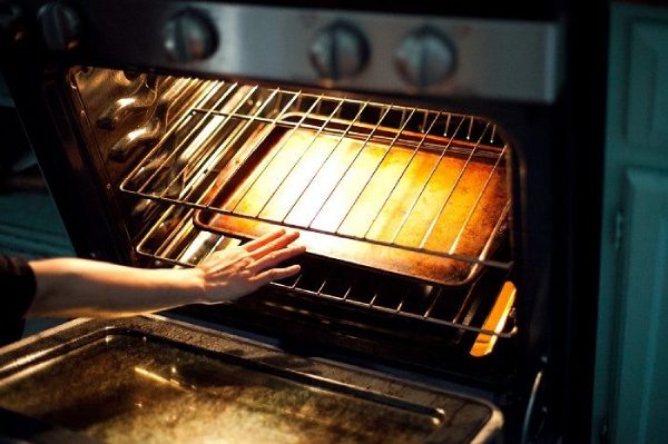 Làm nóng lò trước khi làm bánh ăn kiêng