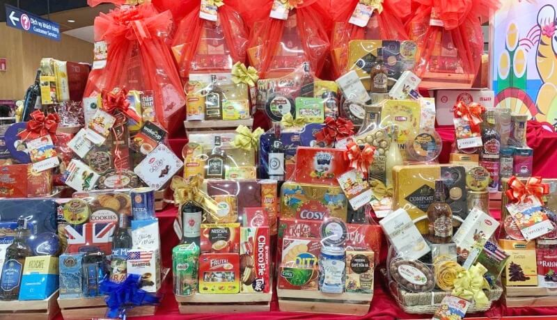 Bạn có thể tìm thấy giỏ quà Tết giá 150k tại các siêu thị, tiệm tạp hóa hay cửa hàng quà Tết