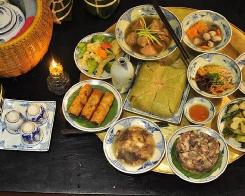 Ăn bánh chưng với dưa hành, dưa món là cách ăn truyền thống của người Việt