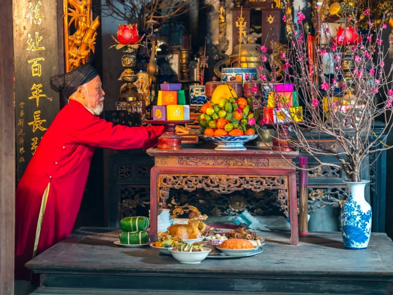 người dọn bàn thờ ngày tết