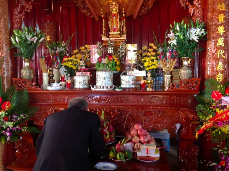 Dọn bàn thờ ngày Tết 